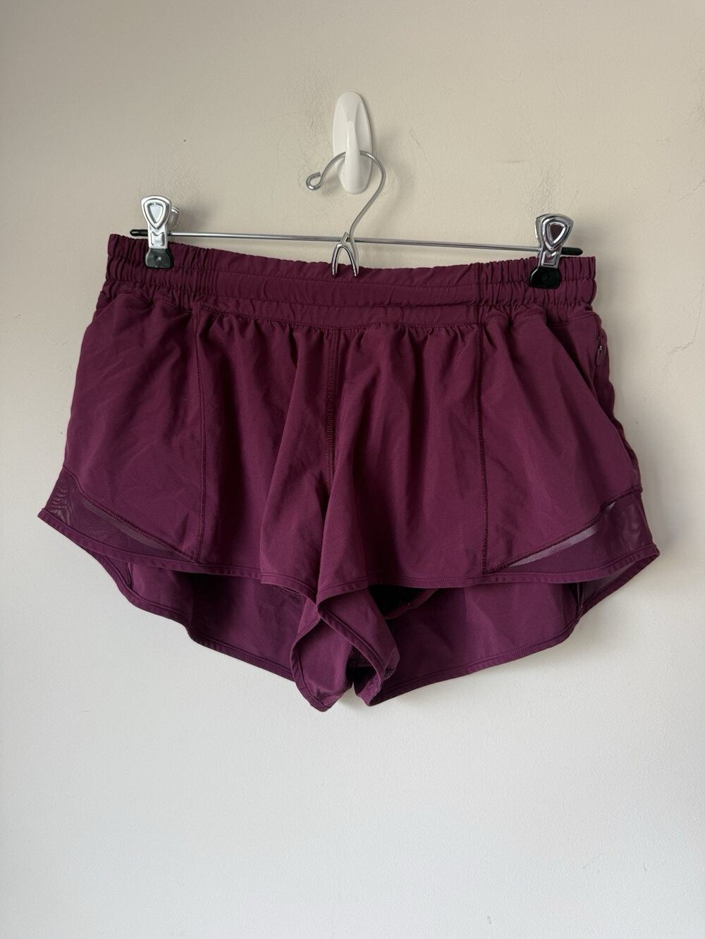 Women’s Lululemon Burgundy Hotty Hot Shorts Size 10 W7ARKR Inseam 2.5” Mid Rise